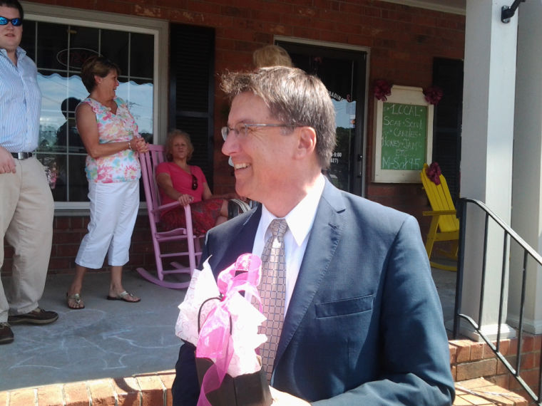 Gov. Pat McCrory visits Perky's Cafe in Jamestown 062813
